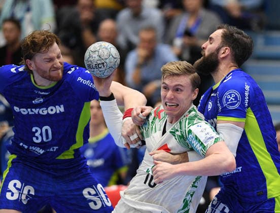 14 12 2025, xophax, Daikin HBL 2025 2026 Handball VFL Gummersbach SC Magdeburg Schwalbe Arena Gisli Thorgeir Kristjansson , center SC Magdeburg against Tom Kiesler , left and Teitur Örn Einarsson , right both SC Magdeburg Gummersbach