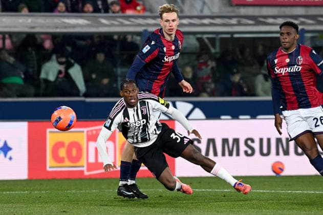CALCIO - Serie A - Bologna FC vs Juventus FC David Jonathan (Juventus Fc) in action hindered by Heggem (Bologna Fc) during Bologna FC vs Juventus FC, Italian soccer Serie A match in Bologna, Italy, December 14 2025 Bologna Italy  Copyright: xIPAxSport ABACAx