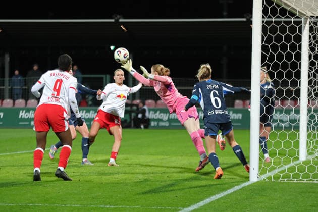 Google Pixel Women Bundesliga, RB Leipzig TSG Hoffenheim 14 12 2025 Goalkeeper Laura Johanna Dick 1, TSG Hoffenheim clears in front of Marlene Müller 27, RB Leipzig Football, Google Pixel Women Bundesliga, Season 2025 2026, 13 Matchday RB Leipzig vs TSG 1899 Hoffenheim on 14 12 2025, Training Center Cottaweg, Leipzig DFB REGULATIONS PROHIBIT ANY USE OF PHOTOGRAPHS AS IMAGE SEQUENCES AND OR QUASI VIDEO Copyright: xBEAUTIFULxSPORTS JanxKaeferx