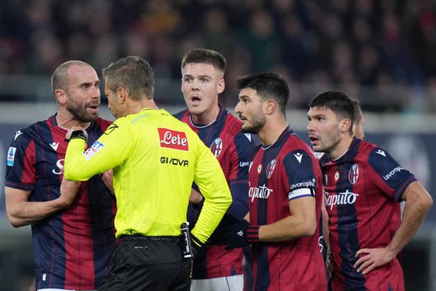 Bologna™s Riccardo Orsolini , Bologna s Lorenzo De Silvestri protest with the referee during the Serie A soccer match between Bologna and Juventus at the Dallara Stadium in Bologna , north Italy - Sunday , December 14 , 2025. - Soccer .  Copyright: xSpada LaPressex