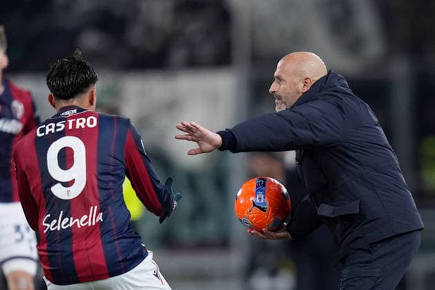 Bologna™s head coach Vincenzo Italiano during the Serie A soccer match between Bologna and Juventus at the Dallara Stadium in Bologna , north Italy - Sunday , December 14 , 2025. - Soccer .  Copyright: xSpada LaPressex