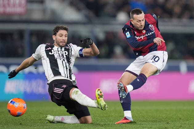 Juventus™ Bremer fights for the ball with Bologna s Federico Bernardeschi during the Serie A soccer match between Bologna and Juventus at the Dallara Stadium in Bologna , north Italy - Sunday , December 14 , 2025. - Soccer .  Copyright: xSpada LaPressex