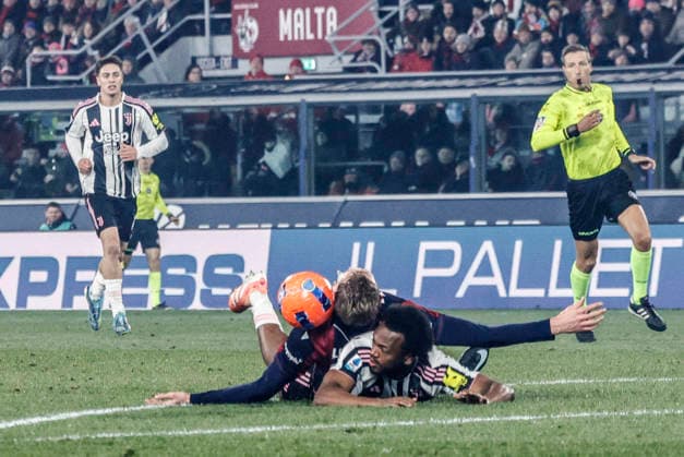 December 14, 2025, Bologna, ITALY: Bologna s Torbjorn Heggem commits a foul on Juventus Lois Openda during the Italian Serie A soccer match Bologna FC vs Juventus FC at Renato Dall Ara stadium in Bologna, Italy, 14 December 2025. ANSA SERENA CAMPANINI. Soccer: Serie A ; Bologna-Juventus  - ZUMAa110 20251214_zaf_a110_075 Copyright: xSerenaxCampaninix
