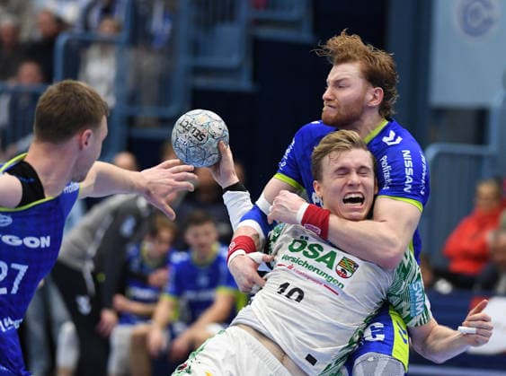14 12 2025, xophax, Daikin HBL 2025 2026 Handball VFL Gummersbach SC Magdeburg Tom Kiesler , right VFL Gummersbach holds Gisli Thorgeir Kristjansson SC Magdeburg in front Gummersbach