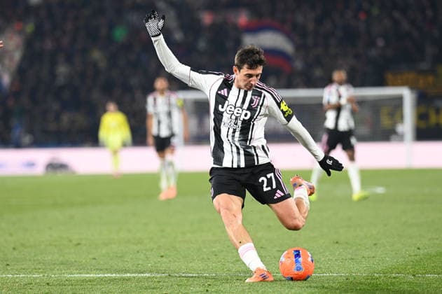 Andrea Cambiaso (Juventus Fc) in action during Bologna FC vs Juventus FC, Italian soccer Serie A match in Bologna, Italy, December 14 2025  Copyright: xGianlucaxRicci IPAxSportx xipa-agency.netx xx IPA_69164665 IPA_Agency_IPA69164665
