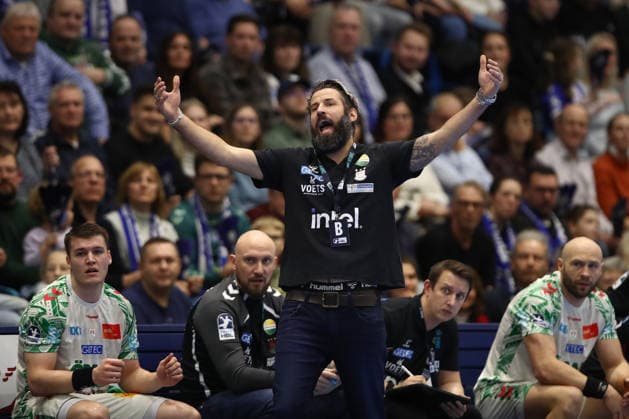 14 12 2025, xtgx, VfL Gummersbach SC Magdeburg v l Bennet Wiegert Magdeburg, Coach Complains, complains, scolds Gummersbach