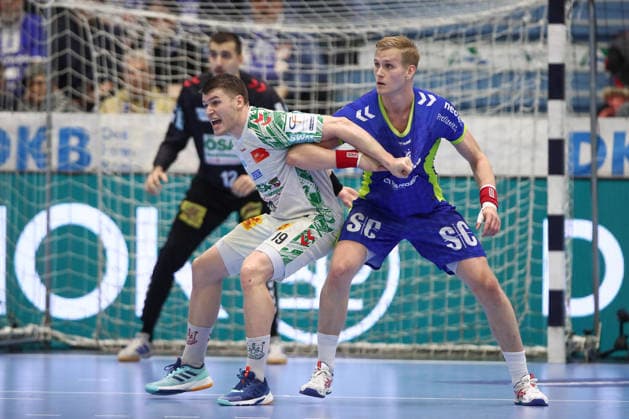 14 12 2025, xtgx, VfL Gummersbach SC Magdeburg v l Elvar Orn Jonsson Magdeburg, 19 , Ellidi Snaer Vidarsson Gummersbach, 4 duel, duel, fight, tackle Gummersbach
