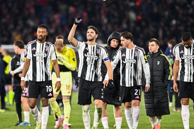 CALCIO - Serie A - Bologna FC vs Juventus FC Juventus fc players celebrating the victory during Bologna FC vs Juventus FC, Italian soccer Serie A match in Bologna, Italy, December 14 2025 Bologna Italy  Copyright: xIPAxSport ABACAx