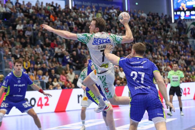 14 12 2025, xtgx, VfL Gummersbach SC Magdeburg v l Felix Claar Magdeburg, 7 wirft Tor, Torschuetze, erzielt Tor, Treffer, scores the goal Gummersbach