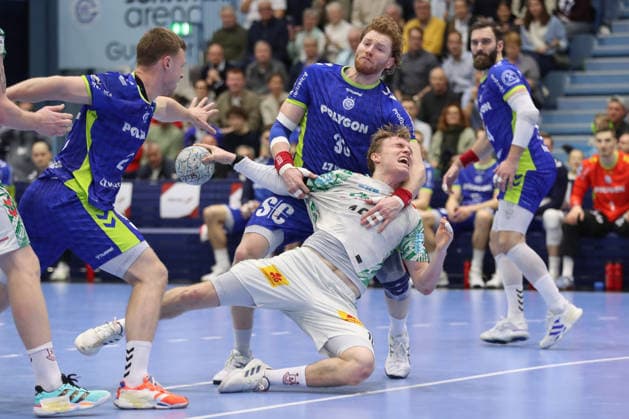 14 12 2025, xtgx, VfL Gummersbach SC Magdeburg v l Gisli Thorgeir Kristjansson Magdeburg, 10 , Tom Kiesler Gummersbach, 30 duel, duel, fight, tackle Gummersbach