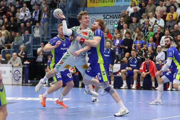 14 12 2025, xtgx, VfL Gummersbach SC Magdeburg v l Gisli Thorgeir Kristjansson Magdeburg, 10 , Tom Kiesler Gummersbach, 30 duel, duel, fight, tackle Gummersbach