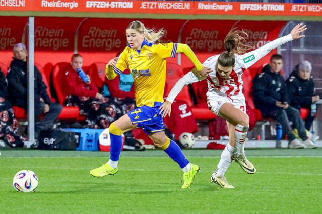 14 12 2025, xsscx, Frauen Fussball, 1 FC Koeln FC Carl Zeiss Jena, 1 Fussball Bundesliga, 13 Spieltag, Franz Kremer Stadion, Saison 2025 2026 Melina Reuter FC Carl Zeiss Jena 7 im Zweikampf gegen Martyna Wiankowska 1 FC Koeln 26 DFB regulations prohibit any use of photographs as image sequences and or quasi video Photo xSandraxScherningxPressefotoKochx Nordrhein Westfalen Germany