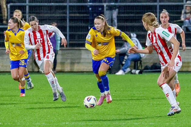 14 12 2025, xsscx, Frauen Fussball, 1 FC Koeln FC Carl Zeiss Jena, 1 Fussball Bundesliga, 13 Spieltag, Franz Kremer Stadion, Saison 2025 2026 Sara Agrez 1 FC Koeln 4 im Zweikampf gegen Isabella Jaron FC Carl Zeiss Jena 24 DFB regulations prohibit any use of photographs as image sequences and or quasi video Photo xSandraxScherningxPressefotoKochx Nordrhein Westfalen Germany