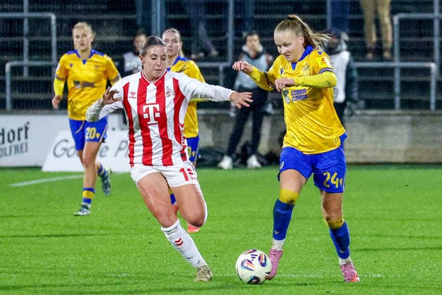 14 12 2025, xsscx, Frauen Fussball, 1 FC Koeln FC Carl Zeiss Jena, 1 Fussball Bundesliga, 13 Spieltag, Franz Kremer Stadion, Saison 2025 2026 Zoe Hasenauer 1 FC Koeln 16 im Zweikampf gegen Isabella Jaron FC Carl Zeiss Jena 24 DFB regulations prohibit any use of photographs as image sequences and or quasi video Photo xSandraxScherningxPressefotoKochx Nordrhein Westfalen Germany