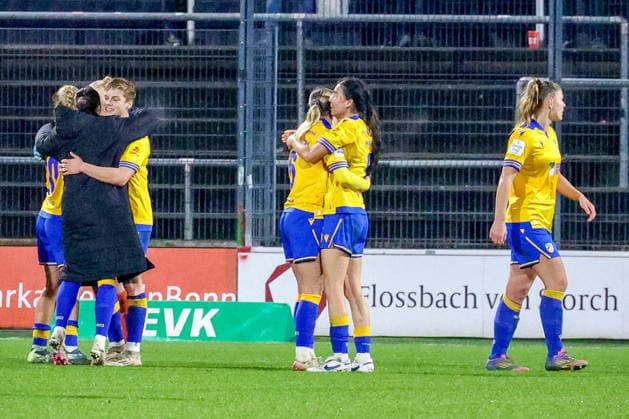 14 12 2025, xsscx, Frauen Fussball, 1 FC Koeln FC Carl Zeiss Jena, 1 Fussball Bundesliga, 13 Spieltag, Franz Kremer Stadion, Saison 2025 2026 die Spielerinnen von Carl Zeiss Jena feiern ihre ersten Saisonsieg nach dem 0 1 gegen des 1 FC Koeln DFB regulations prohibit any use of photographs as image sequences and or quasi video Photo xSandraxScherningxPressefotoKochx Nordrhein Westfalen Germany
