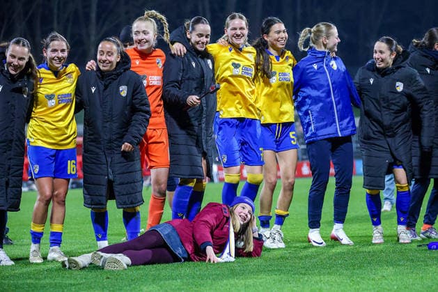 14 12 2025, xsscx, Frauen Fussball, 1 FC Koeln FC Carl Zeiss Jena, 1 Fussball Bundesliga, 13 Spieltag, Franz Kremer Stadion, Saison 2025 2026 die Spielerinnen von Carl Zeiss Jena feiern ihre ersten Saisonsieg nach dem 0 1 gegen des 1 FC Koeln DFB regulations prohibit any use of photographs as image sequences and or quasi video Photo xSandraxScherningxPressefotoKochx Nordrhein Westfalen Germany