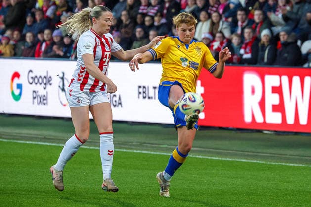 14 12 2025, xsscx, Frauen Fussball, 1 FC Koeln FC Carl Zeiss Jena, 1 Fussball Bundesliga, 13 Spieltag, Franz Kremer Stadion, Saison 2025 2026 Sandra Maria Jessen 1 FC Koeln 6 im Zweikampf gegen Gwen Mummert FC Carl Zeiss Jena 27 DFB regulations prohibit any use of photographs as image sequences and or quasi video Photo xSandraxScherningxPressefotoKochx Nordrhein Westfalen Germany