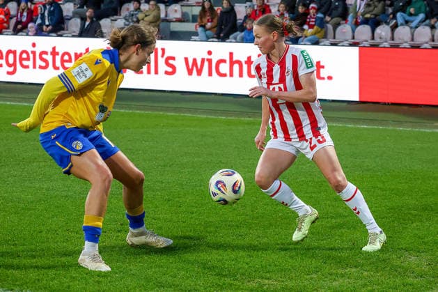 14 12 2025, xsscx, Frauen Fussball, 1 FC Koeln FC Carl Zeiss Jena, 1 Fussball Bundesliga, 13 Spieltag, Franz Kremer Stadion, Saison 2025 2026 Lisa Gora FC Carl Zeiss Jena 16 im Zweikampf gegen Laura Donhauser 1 FC Koeln 25 DFB regulations prohibit any use of photographs as image sequences and or quasi video Photo xSandraxScherningxPressefotoKochx Nordrhein Westfalen Germany