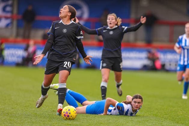 Sam Kerr (20 Chelsea) Charlie Rule (33 Brighton & Hove Albion) and Erin Cuthbert (8 Chelsea) during the Barclays Womens Super League match between Brighton & Hove Albion Women and Chelsea Women, at Broadfields Stadium, Crawley, England. (Neil Holmes SPP) Copyright: xNeilxHolmes SPPx spp-en-NeHo-bvc20