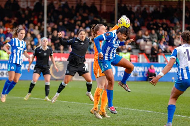 Sophie Baggaley (32 Brighton & Hove Albion) drops the ball under presure from Manuela Vanegas Catano (2 Brighton & Hove Albion) during the Barclays Womens Super League match between Brighton & Hove Albion Women and Chelsea Women, at Broadfields Stadium, Crawley, England. (Neil Holmes SPP) Copyright: xNeilxHolmes SPPx spp-en-NeHo-bvc29