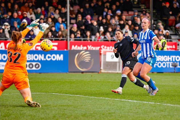 Sophie Baggaley (32 Brighton & Hove Albion) makes a save from Sam Kerr (20 Chelsea) shot during the Barclays Womens Super League match between Brighton & Hove Albion Women and Chelsea Women, at Broadfields Stadium, Crawley, England. (Neil Holmes SPP) Copyright: xNeilxHolmes SPPx spp-en-NeHo-bvc30