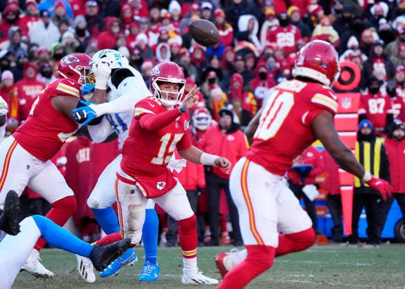 Kansas City Chiefs quarterback Patrick Mahomes (15) completes a pass to Kansas City Chiefs running back Isiah Pacheco (10) for a 2 yard gain against the Chargers at Arrowhead Stadium in Kansas City, Missouri on Sunday,December 14, 2025.  KCP2025121416 JONxROBICHAUD