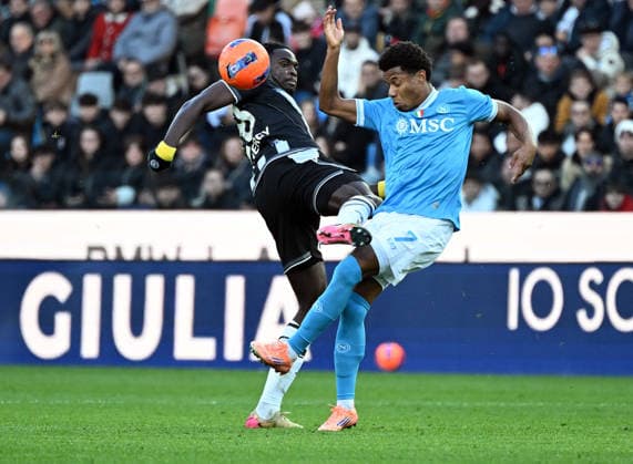 (251215) -- UDINE, Dec. 15, 2025 -- Udinese s Oumar Solet (L) vies with Napoli s David Neres during a Serie A football match between Udinese and Napoli in Udine, Italy, Dec.14, 2025. (Photo by Xinhua) (SP)ITALY-UDINE-FOOTBALL-SERIE A- UDINESE VS NAPOLI DiegoxPetrussi 