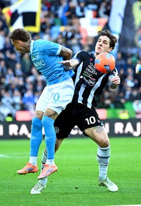 (251215) -- UDINE, Dec. 15, 2025 -- Udinese s Nicolo Zaniolo (R) vies with Napoli s Noa Lang during a Serie A football match between Udinese and Napoli in Udine, Italy, Dec.14, 2025. (Photo by Xinhua) (SP)ITALY-UDINE-FOOTBALL-SERIE A- UDINESE VS NAPOLI DiegoxPetrussi 