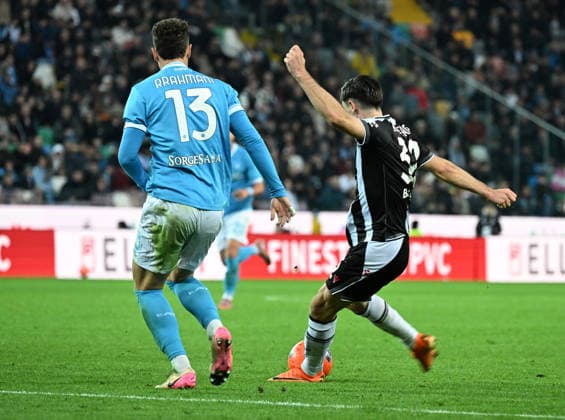 (251215) -- UDINE, Dec. 15, 2025 -- Udinese s Jurgen Ekkelenkamp (R) shoots to score during a Serie A football match between Udinese and Napoli in Udine, Italy, Dec. 14, 2025. (Photo by Xinhua) (SP)ITALY-UDINE-FOOTBALL-SERIE A- UDINESE VS NAPOLI DiegoxPetrussi 