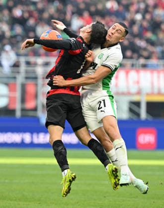 (251215) -- MILAN, Dec. 15, 2025 -- AC Milan s Christian Pulisic (L) vies with Sassuolo s Jay Idzes during a Serie A football match between AC Milan and Sassuolo in Milan, Italy, Dec. 14, 2025. (Photo by Xinhua) (SP)ITALY-MILAN-FOOTBALL-SERIE A-AC MILAN VS SASSUOLO AlbertoxLingria 