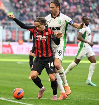 (251215) -- MILAN, Dec. 15, 2025 -- AC Milan s Luka Modric (L) vies with Sassuolo s Nemanja Matic during a Serie A football match between AC Milan and Sassuolo in Milan, Italy, Dec. 14, 2025. (Photo by Xinhua) (SP)ITALY-MILAN-FOOTBALL-SERIE A-AC MILAN VS SASSUOLO AlbertoxLingria 
