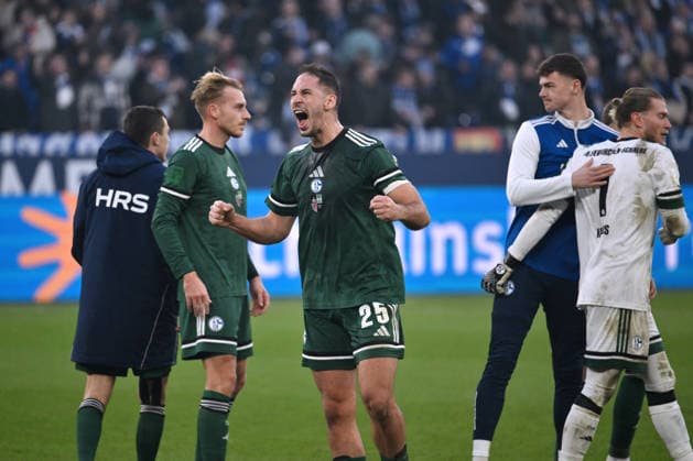 Cheering Nikola Katic FC Schalke 04 after the final whistle, left Timo Becker FC Schalke 04 , right Goalkeeper Luca Podlech FC Schalke 04 with goalkeeper Loris Karius Schalke 04 14 12 2025, Soccer 2 Bundesliga, Season 2025 2026, Matchday 16, FC Schalke 04 1 FC Nürnberg 1 0 DFL regulations prohibit any use of photographs as image sequences and or quasi video Gelsenkirchen Veltins Arena Nordrhein Westfalen Germany Team2