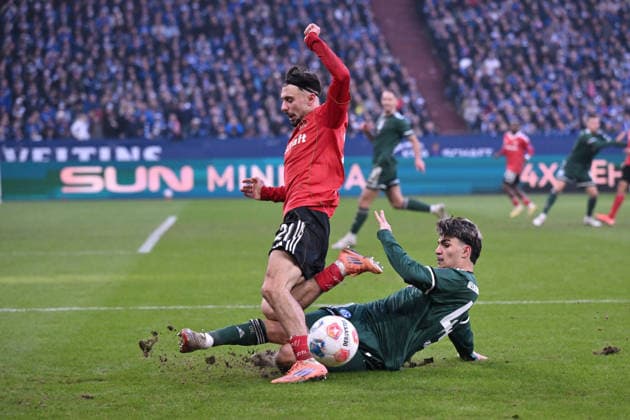 Mertcan Ayhan Schalke 04 , re , against Berkay YÄ±lmaz 1 FC Nuernberg 14 12 2025, Soccer 2 Bundesliga, Season 2025 2026, 16 Matchday, FC Schalke 04 1 FC Nürnberg 1 0 DFL regulations prohibit any use of photographs as image sequences and or quasi video Gelsenkirchen Veltins Arena Nordrhein Westfalen Germany Team2