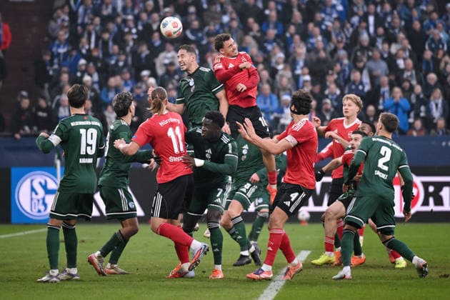 Header duel Nikola Katic FC Schalke 04 , li , gegenn Rafael Lubach 1 FC Nuernberg 14 12 2025, Fußball 2 Bundesliga, Saison 2025 2026, 16 Spieltag, FC Schalke 04 1 FC Nürnberg 1 0 DFL regulations prohibit any use of photographs as image sequences and or quasi video Gelsenkirchen Veltins Arena Nordrhein Westfalen Germany Team2