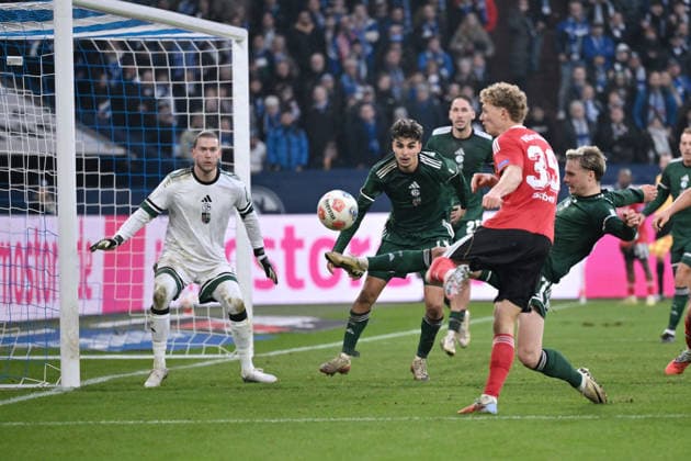 Goalkeeper Loris Karius Schalke 04 , Mertcan Ayhan Schalke 04 , Piet Scobel 1 FC Nuernberg , Finn Porath FC Schalke 04 , v li 14 12 2025, Fußball 2 Bundesliga, Saison 2025 2026, 16 Spieltag, FC Schalke 04 1 FC Nürnberg 1 0 DFL regulations prohibit any use of photographs as image sequences and or quasi video Gelsenkirchen Veltins Arena Nordrhein Westfalen Germany Team2