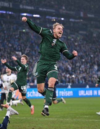 Cheering jump by Timo Becker FC Schalke 04 after the match 14 12 2025, Soccer 2 Bundesliga, Season 2025 2026, Matchday 16, FC Schalke 04 1 FC Nürnberg 1 0 DFL regulations prohibit any use of photographs as image sequences and or quasi video Gelsenkirchen Veltins Arena Nordrhein Westfalen Germany Team2