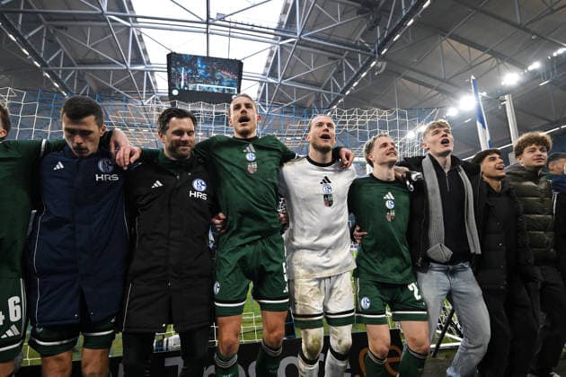 Schalkes players celebrate the victory, from left , Ron Schallenberg FC Schalke 04 , Tim Hoogland Co Trainer FC Schalke 04 , Timo Becker FC Schalke 04 , Goalkeeper Loris Karius Schalke 04 , Finn Porath FC Schalke 04 14 12 2025, Soccer 2 Bundesliga, Season 2025 2026, Matchday 16, FC Schalke 04 1 FC Nürnberg 1 0 DFL regulations prohibit any use of photographs as image sequences and or quasi video Gelsenkirchen Veltins Arena Nordrhein Westfalen Germany Team2