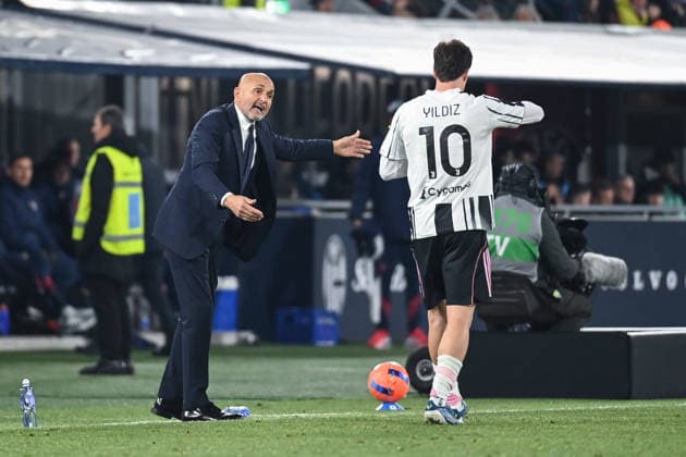 Luciano Spalletti (Juventus Fc) giving disposition to Kenan Yldiz (Juventus Fc) during Bologna FC vs Juventus FC, Italian soccer Serie A match in Bologna, Italy, December 14 2025  Copyright: xGianlucaxRicci IPAxSportx xipa-agency.netx xx IPA_69176721 IPA_Agency_IPA69176721