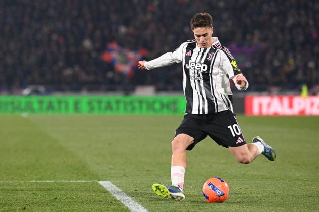 kenan Yildiz (Juventus Fc) in action during Bologna FC vs Juventus FC, Italian soccer Serie A match in Bologna, Italy, December 14 2025  Copyright: xGianlucaxRicci IPAxSportx xipa-agency.netx xx IPA_69176772 IPA_Agency_IPA69176772