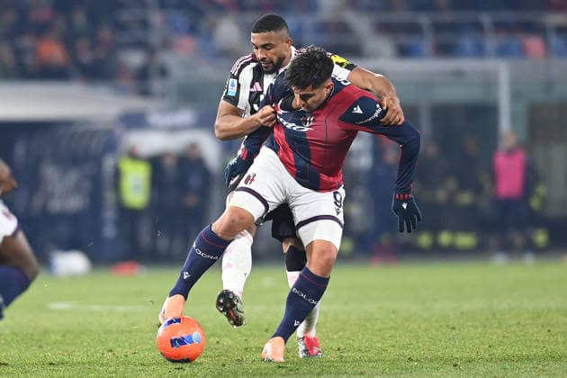 CALCIO - Serie A - Bologna FC vs Juventus FC Santigo Castro (Bologna Fc) in action hindered by Gleison Bremer (Juventus Fc) during Bologna FC vs Juventus FC, Italian soccer Serie A match in Bologna, Italy, December 14 2025 Bologna Italy  Copyright: xIPAxSport ABACAx