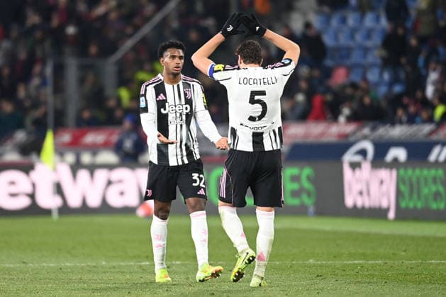 CALCIO - Serie A - Bologna FC vs Juventus FC Cabal Juan (Juventus Fc) celebrated by Manuel Locatelli after his goal during Bologna FC vs Juventus FC, Italian soccer Serie A match in Bologna, Italy, December 14 2025 Bologna Italy  Copyright: xIPAxSport ABACAx