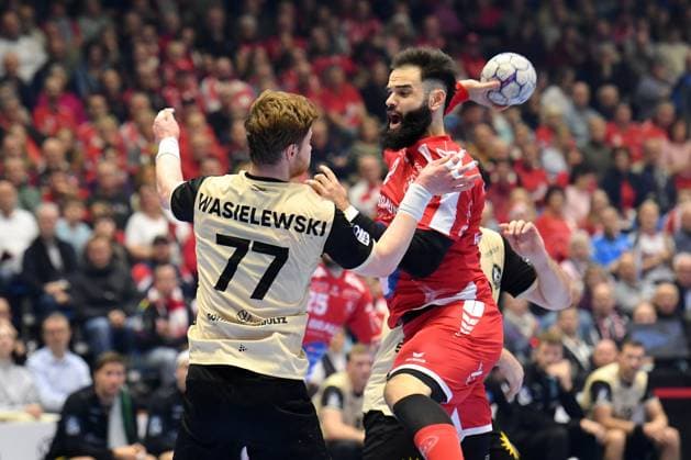 Ruben Marchan MT Melsungen 2 on the ball , Johannes Wasielewski Bergischer HC 77 , GER, MT Melsungen Bergischer HC, Handball, 1 Bundesliga, Matchday 17, Season 2025 2026, 14 12 2025, GER, MT Melsungen Bergischer HC, Handball, 1 Bundesliga, Matchday 17, Season 2025 2026, 14 12 2025 Kassel Copyright: xEibner-Pressefotox xRolandxSippelx EP_RSL