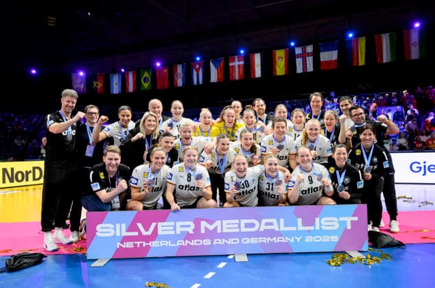 Cheering Team GER with the medals, 2nd place, Vice World Champion, Silver, Team, Silver Medallist, Handball World Championship Women 2025, Final Germany GER Norway NOR 20 23, on 14 12 2025 in Rotterdam Netherlands Handball World Championship Women from 26 11 14 12 2025 in Germany Netherlands Â
