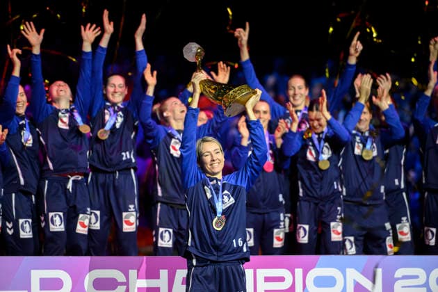 Award ceremony, cheering team NOR, 1 place, goalkeeper Katrine Lunde NOR with the trophy, Handball World Championship Women 2025, Final Germany GER Norway NOR 20 23, on 14 12 2025 in Rotterdam Netherlands Handball World Championship Women from 26 11 14 12 2025 in Germany Netherlands Â