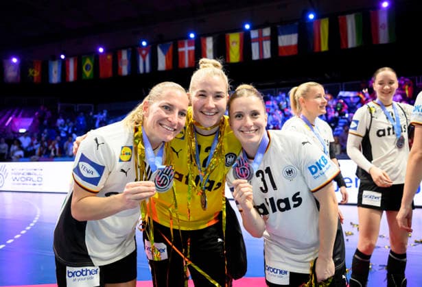 v l Jenny Behrend GER , Goalkeeper Katharina Filter GER , Alexia Hauf GER show their medals, Team GER 2 place, Vice World Champion, Vice World Champion , Silver, Medal, Handball World Championship Women 2025, Final Germany GER Norway NOR 20 23, on 14 12 2025 in Rotterdam Netherlands Handball World Championship Women from 26 11 14 12 2025 in Germany Netherlands Â