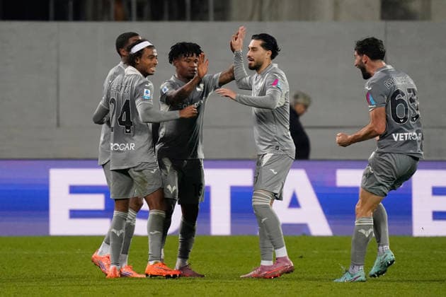 Verona s players celebrations after the goal of 1-2 of Gift Orban during the Serie A soccer match between Fiorentina and Verona at the Artemio Franchi stadium in Florence, center of Italy - Sunday, December 14, 2025. - Soccer  Copyright: xMarcoxBucco LaxPressex