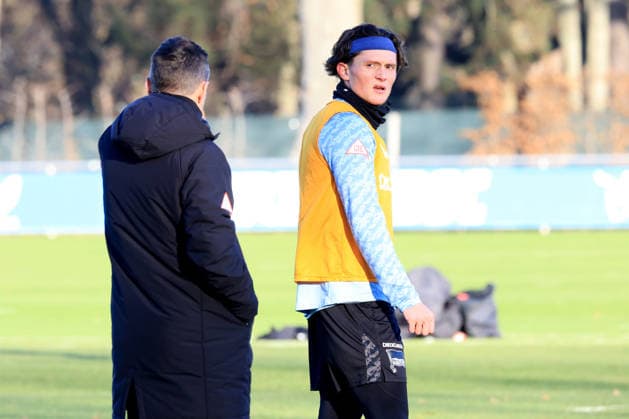 DEU, DFL, 2 FBL Hertha BSC, Training, 15 12 2025, Sportforum, Berlin, DEU, DFL, 2 FBL Hertha BSC, Training, im Bild Cheftrainer Stefan Leitl Hertha BSC Berlin , Fabian Reese Hertha BSC Berlin 11 DFL regulations prohibit any use of Photographs as image sequences and or quasi video nordphotoxGmbHx xEngler nph00076