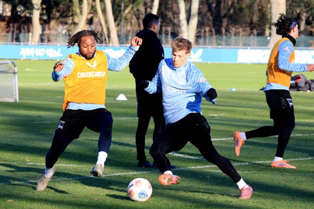 DEU, DFL, 2 FBL Hertha BSC, Training, 15 12 2025, Sportforum, Berlin, DEU, DFL, 2 FBL Hertha BSC, Training, im Bild Deyovaisio Zeefuik Hertha BSC Berlin 42 , Luca Schuler Hertha BSC Berlin 18 DFL regulations prohibit any use of Photographs as image sequences and or quasi video nordphotoxGmbHx xEngler nph00076