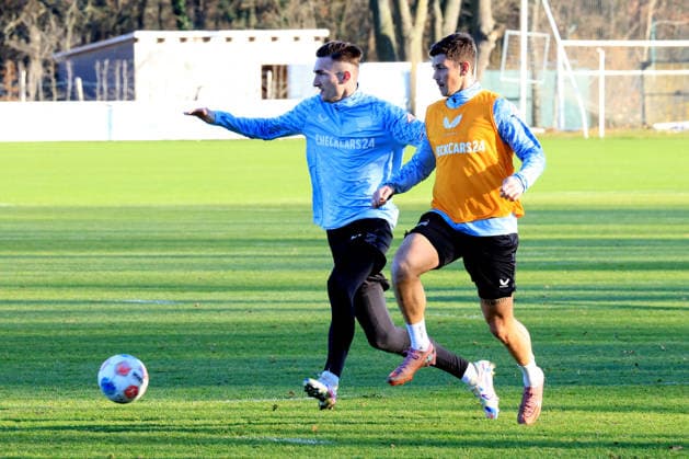 DEU, DFL, 2 FBL Hertha BSC, Training, 15 12 2025, Sportforum, Berlin, DEU, DFL, 2 FBL Hertha BSC, Training, im Bild Niklas Kolbe Hertha BSC Berlin 27 , Dawid Kownacki Hertha BSC Berlin 9 DFL regulations prohibit any use of Photographs as image sequences and or quasi video nordphotoxGmbHx xEngler nph00076