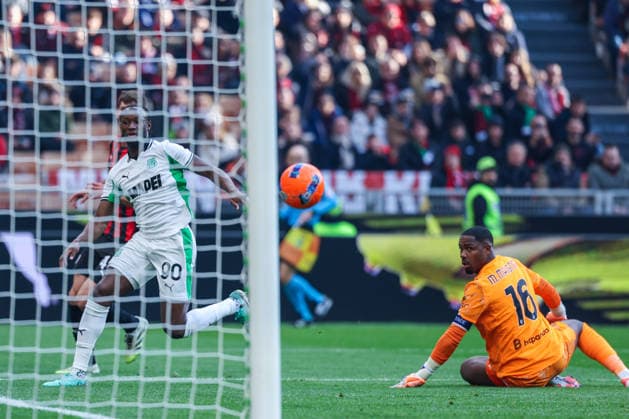 AC Milan vs US Sassuolo Serie A 2025 26 14 12 2025 Ismael Kenneth Kone of US Sassuolo scores a goal during Serie A 2025 26 football match between AC Milan and US Sassuolo at San Siro Stadium in Milan Copyright: xBEAUTIFULxSPORTS Carabellix